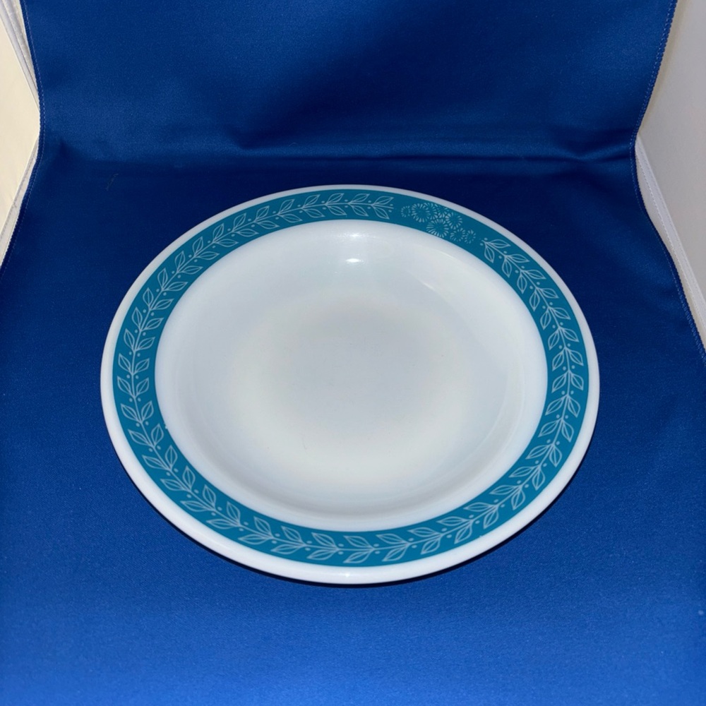 Vtg PYREX CORNING 9 In Shallow Bowl BLUEGRASS LAUREL LEAF TURQUOISE TEAL 715-14